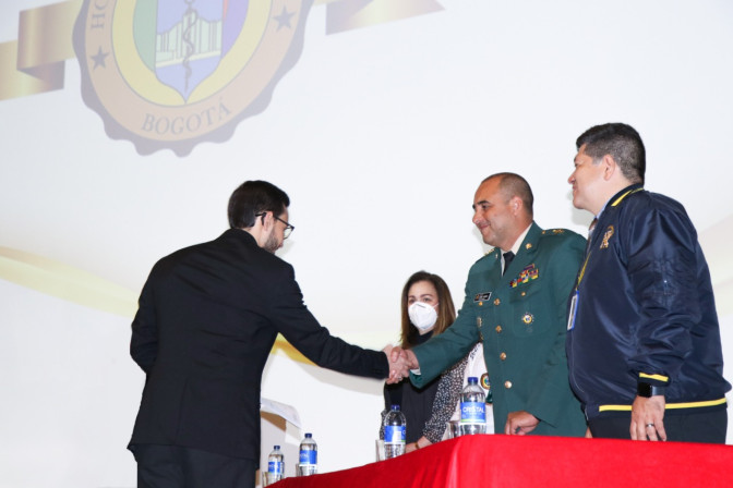 entrega-de-diplomas-3.jpeg entrega-de-diplomas-3.jpeg