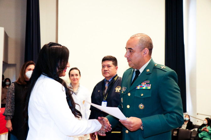 entrega-diplomas-4.jpeg entrega-diplomas-4.jpeg