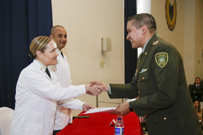 entrega-de-diplomas-2.jpg entrega-de-diplomas-2.jpg